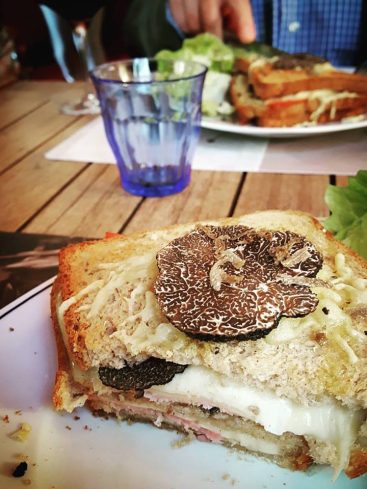 Croque-monsieur truffé, fromage fondu et salade.
