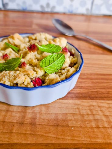 Crumble aux fruits rouges et menthe fraîche.