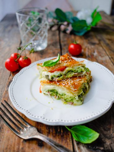 Tourte feuilletée pesto, tomates, mozzarella, basilic