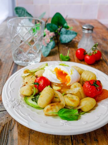 Assiette de gnocchis, œuf poché et tomates.