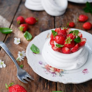 Pavlova aux fraises sur table en bois rustique