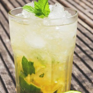 Mojito frais avec glace, citron vert et menthe.