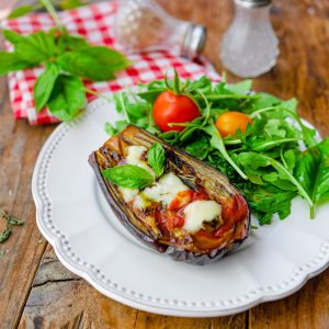 Aubergine farcie à la mozzarella, salade et basilic