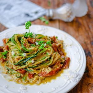 Plat de nouilles de courgettes avec tomates et herbes