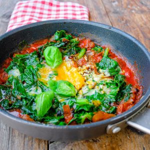 Oeufs à la florentine dans une poêle sur bois