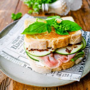 Sandwich appétissant au jambon, courgette et basilic.