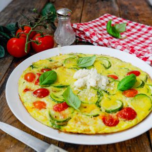Frittata aux courgettes, tomates et basilic frais