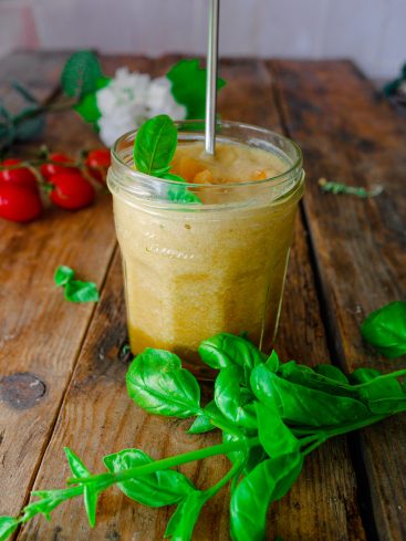 Smoothie vert avec basilic et tomates cerises