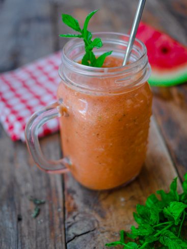 Smoothie pastèque et menthe fraîche dans un pot Mason.