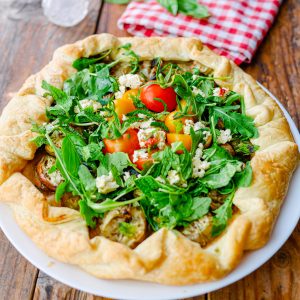 Galette rustique aux légumes, tomates et fromage feta.