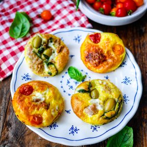 Mini-quiches aux tomates et olives sur assiette