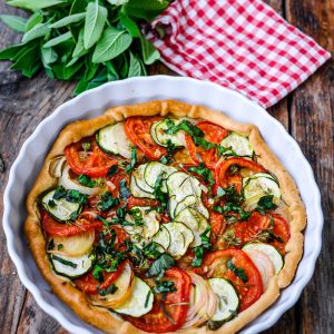 Tarte aux légumes d'été avec sauge fraîche.