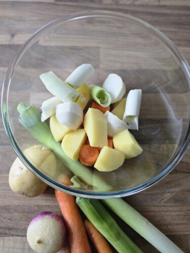 Légumes variés (poireaux, carottes, pommes de terre) pour soupe.