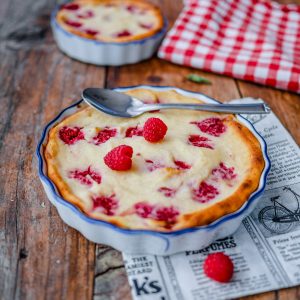 Clafoutis aux framboises fait maison, appétissant.