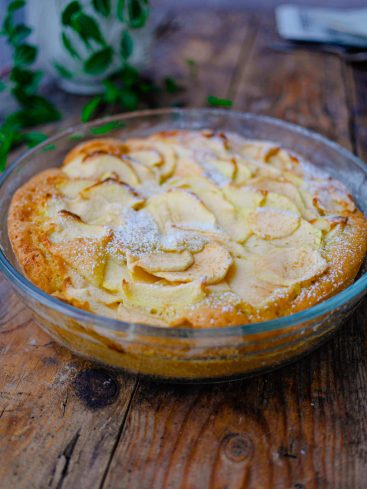 Tarte aux pommes maison sur table en bois