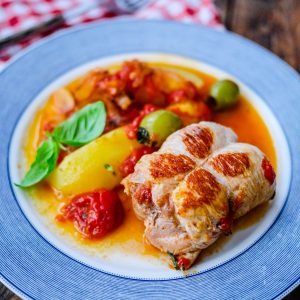Rouleau de poulet rôti avec légumes en sauce.