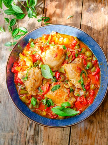 Poulet chasseur en cocotte, olives et légumes.