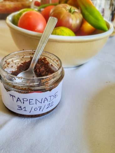 Tapenade maison, légumes frais, prêt à déguster.