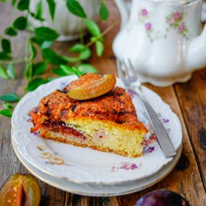 Gâteau aux prunes avec théière fleurie
