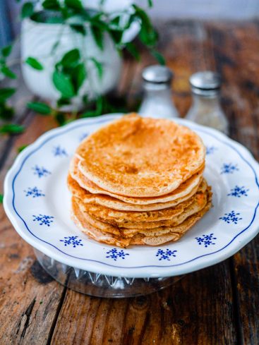 Pile de crêpes sur une assiette décorée
