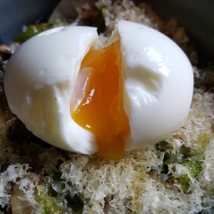 Oeuf poché coulant sur asperges et parmesan râpé.