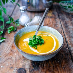 Bol de soupe de courge butternut avec crème et persil