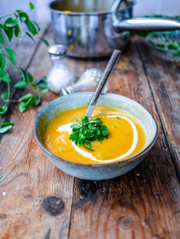 Bol de soupe de courge butternut avec crème et persil
