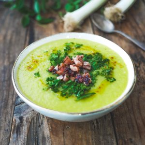 Soupe de poireaux crémeuse avec lardons et persil.