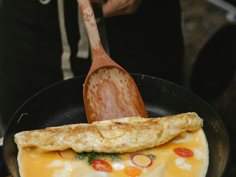 Retourner une omelette avec une spatule