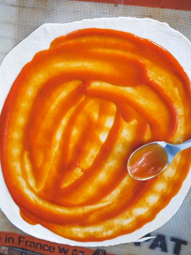 pâte à pizza fine garnie de sauce tomate