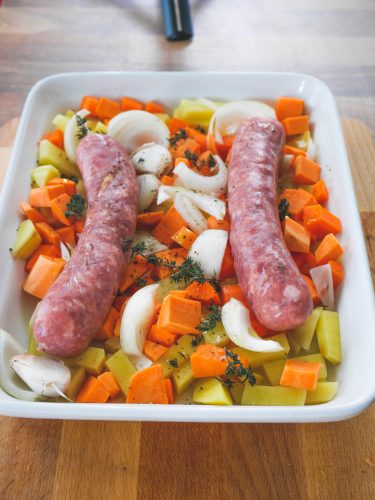 saucisses de toulouse et légumes avant cuisson