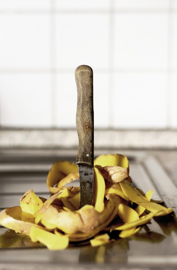 Les épluches attirent les moucherons dans la cuisine
