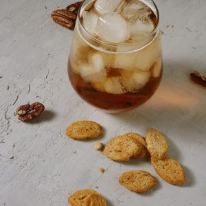 verre de vin de noix avec des glaçons
