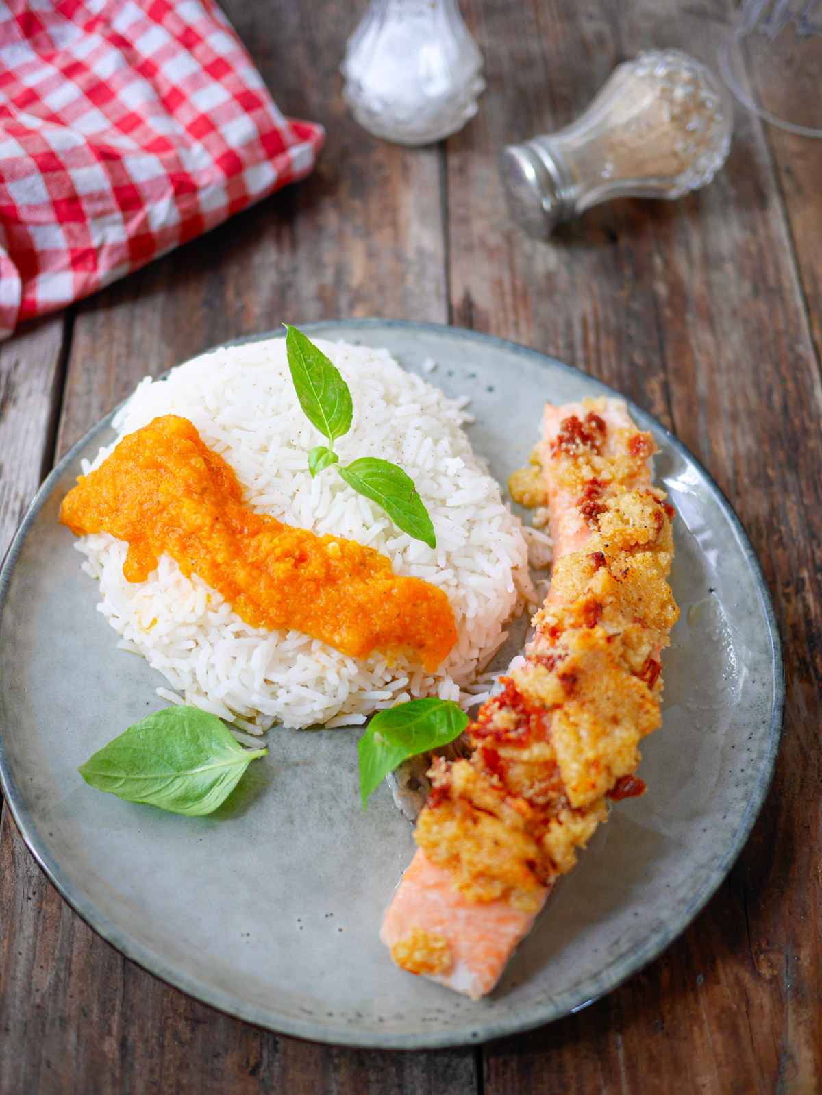Crumble au saumon et tomates séchées