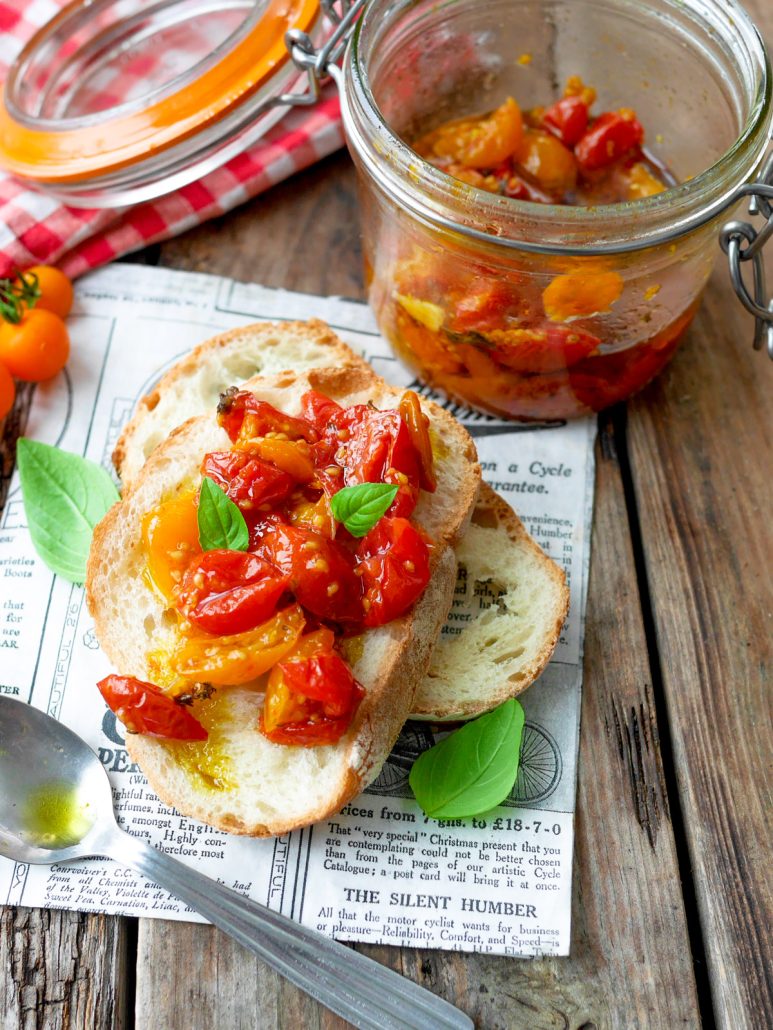 tomates cerises confites sur tranches de pain
