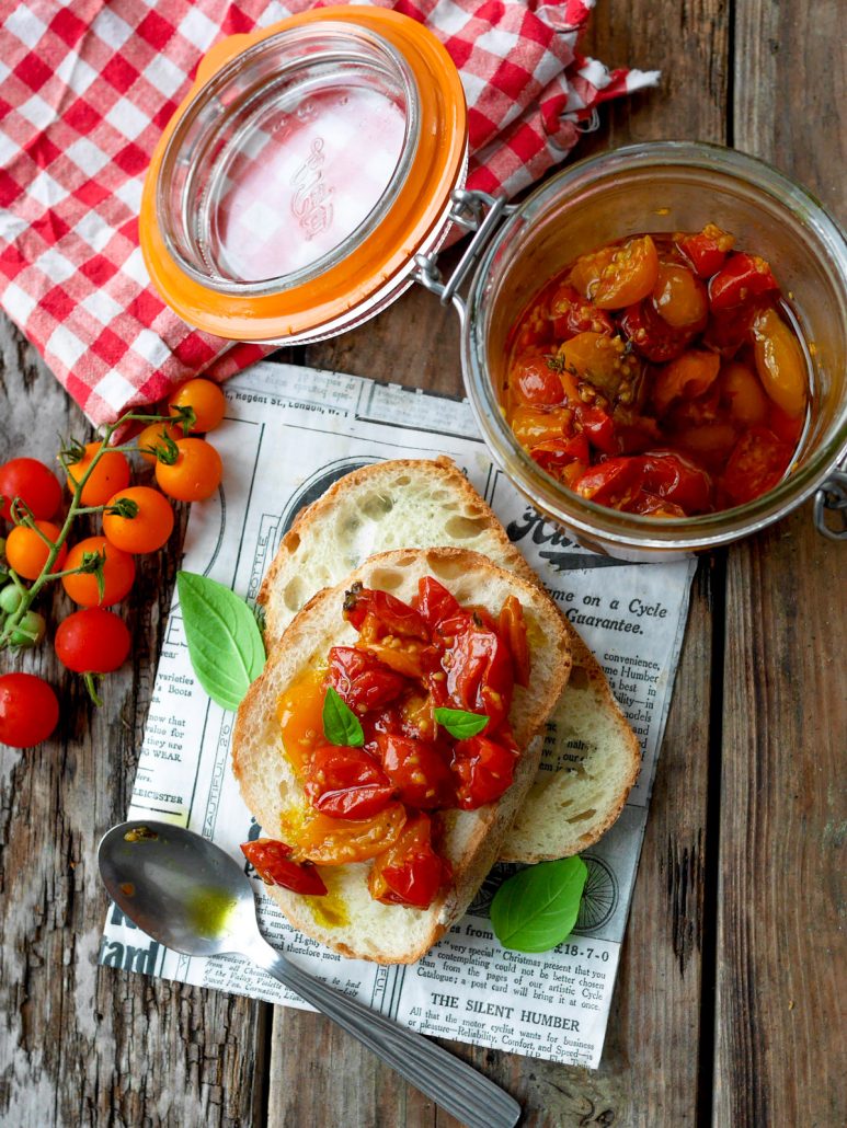 tomates cerises confites sur tranches de pain