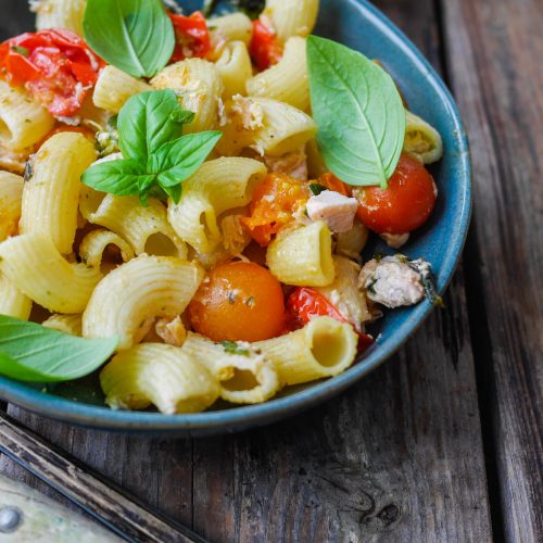 pâtes au saumon épinards tomates cerises fromage ail et fines herbes