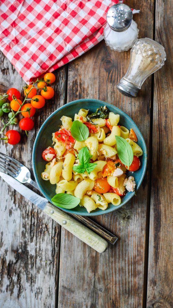 pâtes au saumon épinards tomates cerises fromage ail et fines herbes
