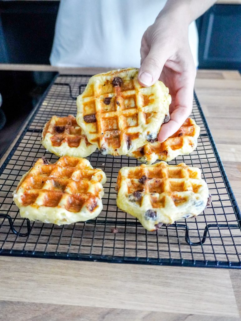 Gaufre de Liège pépites de chocolat épaisses et gourmandes, tenue dans les mains