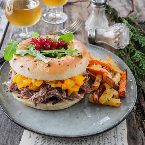 Bagel garni de lapin effiloché avec compote d'ananas et frites
