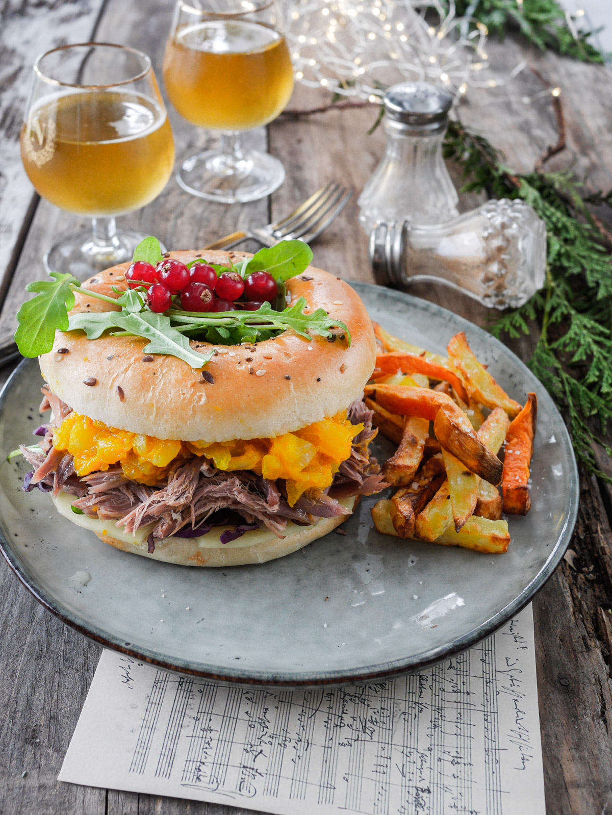 Bagel garni de lapin effiloché avec compote d'ananas et frites