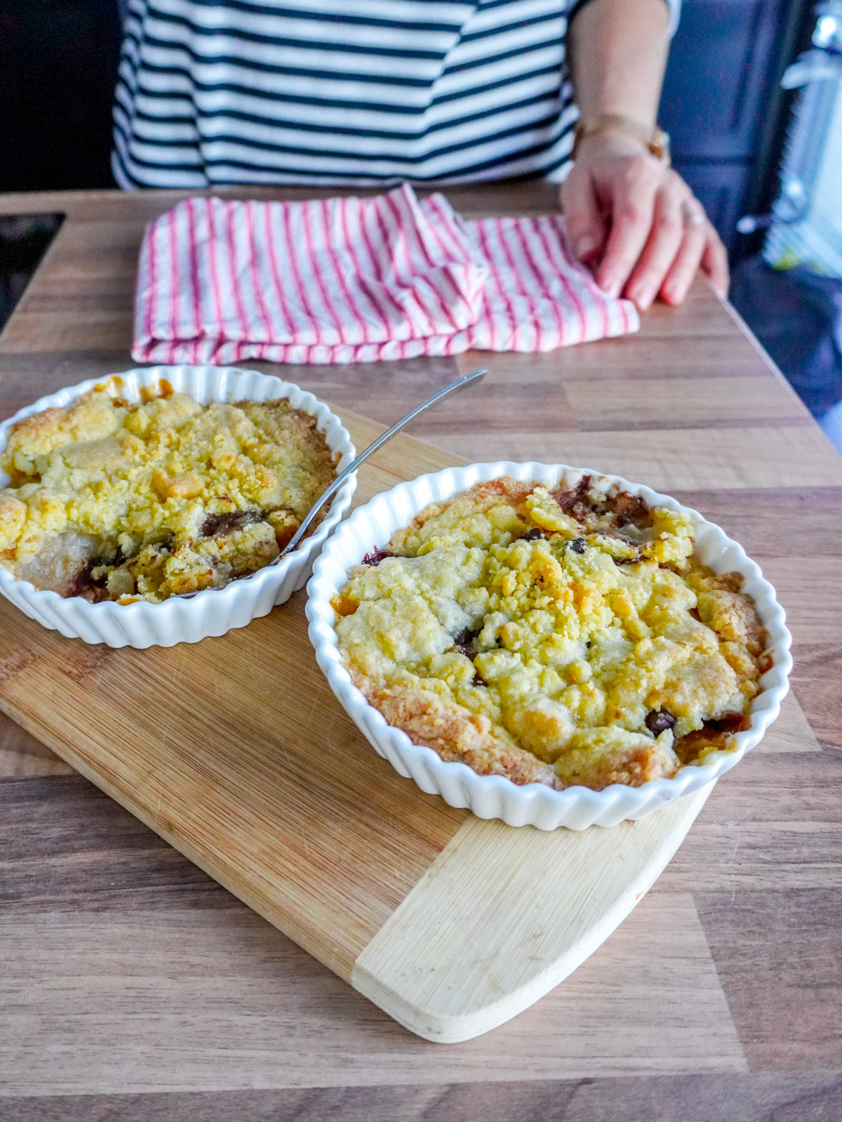 ramequins de crumble à la poire et aux pépites de chocolat