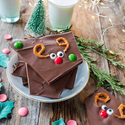 Tablette de chocolat rudolph posée dans une coupelle avec un décor de Noël