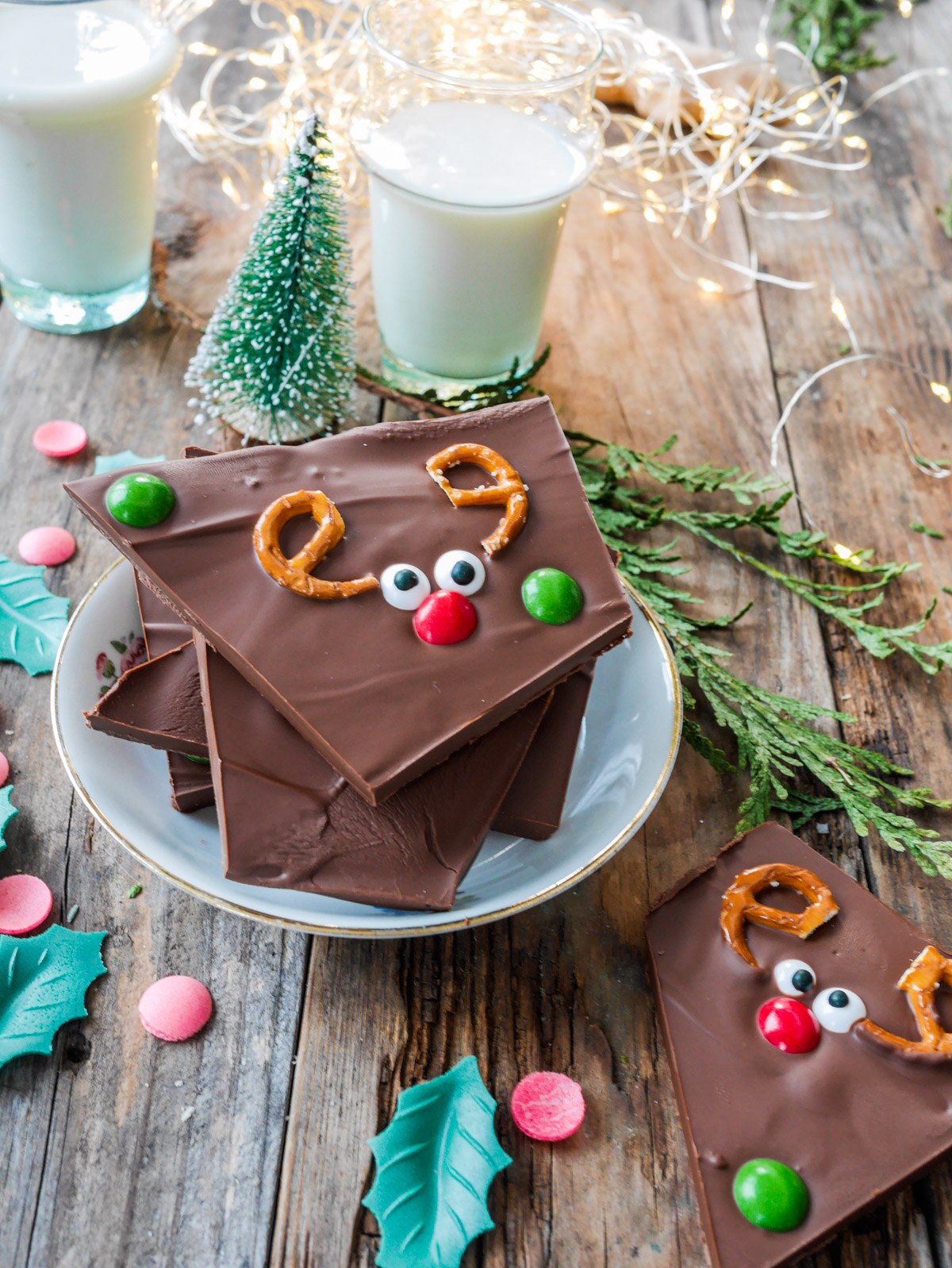 Tablette de chocolat rudolph posée dans une coupelle avec un décor de Noël