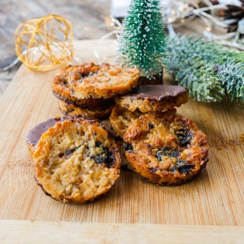 Florentins de Noël au chocolat posé sur une planche