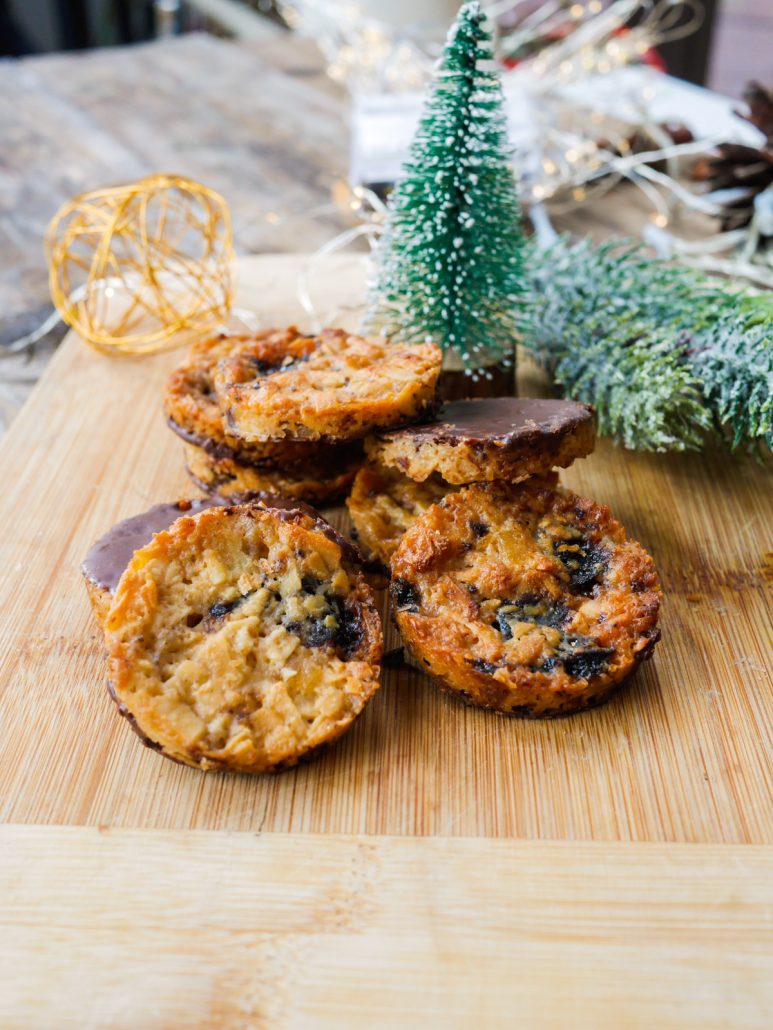 Florentins de Noël au chocolat posé sur une planche