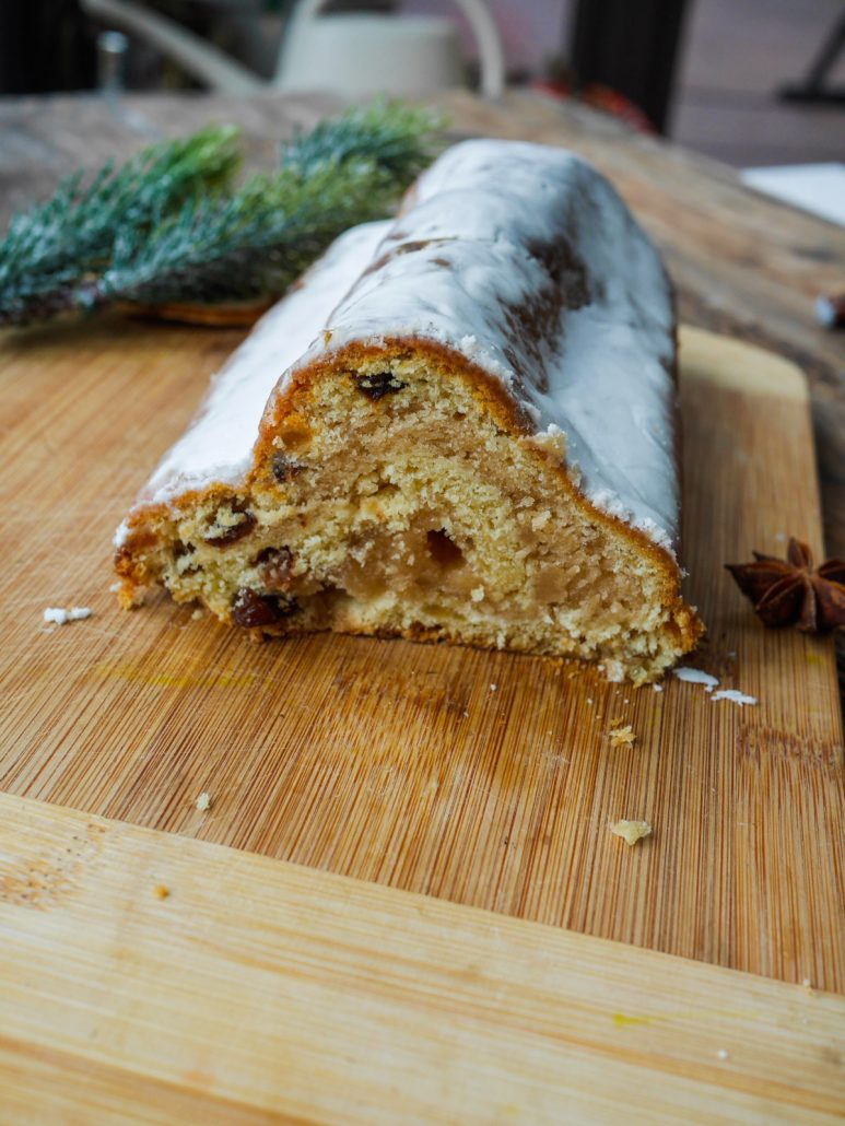 Stollen coupé sur une planche à découper
