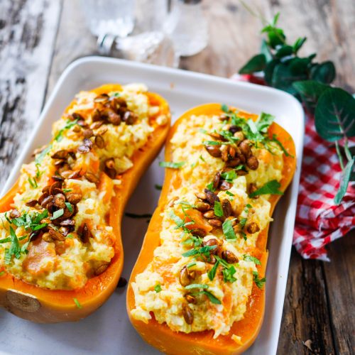 Courge butternut farcie au riz avec graines de butternut grillées et persil