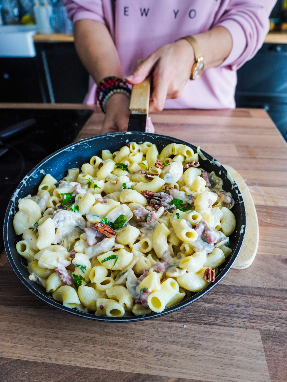 Une poêlée de coquillettes à la crème avec des lardons, des champignons de Paris, du persil et de noix de pécan