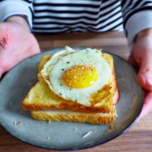 croque madame, cuit à l'airfryer, posé sur une assiette